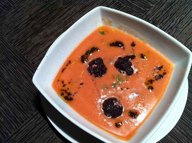 Sopa de tomaca amb boletes de formatge i olivada (3/69)