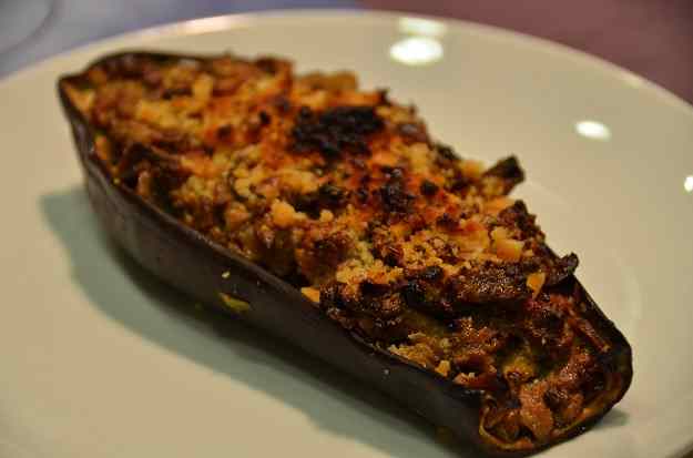 Albergínies farcides de botifarra