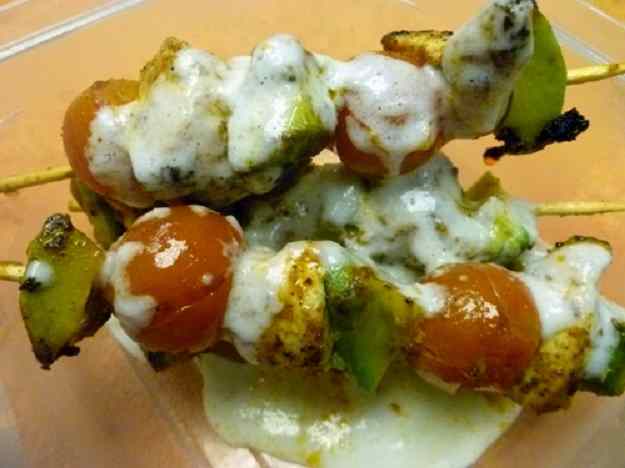 Broquetes de pollastre amb salsa de iogurt