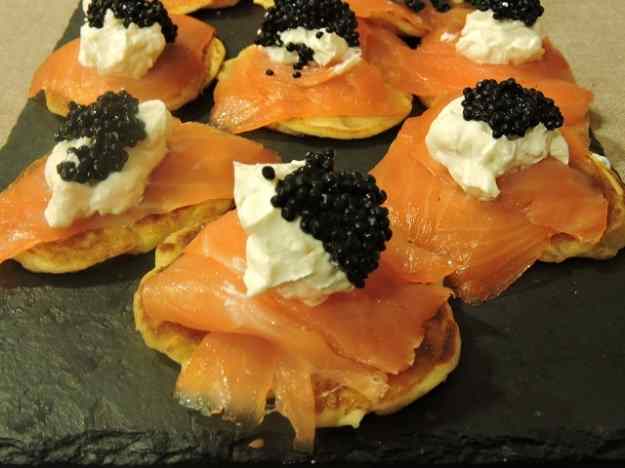 Blinis amb salmó fumat i salsa tàrtara