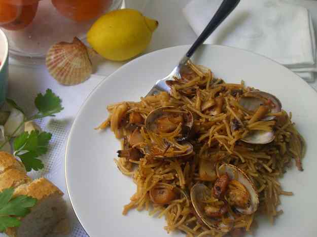 Fideuà amb sípia i cloïsses