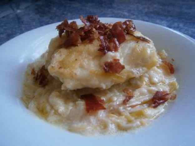 LLUÇ AMB CRUIXENT DE PERNIL I SALSA DE PORROS