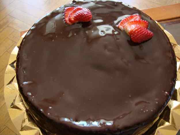 Pastís Sacher amb maduixa 02