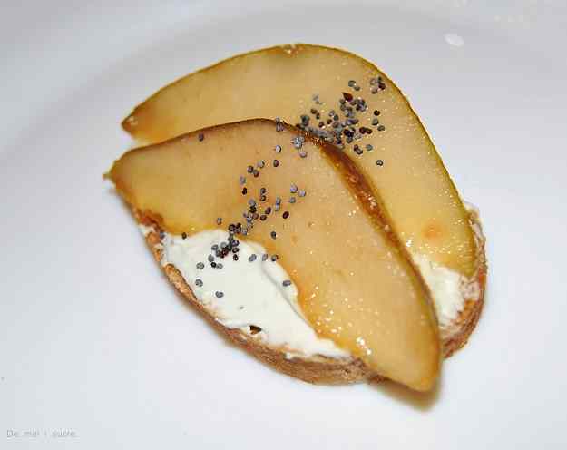 Barqueta de peres flamejades i crema de formatge blau 01