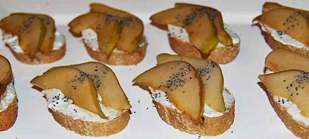 Barqueta de peres flamejades i crema de formatge blau 02