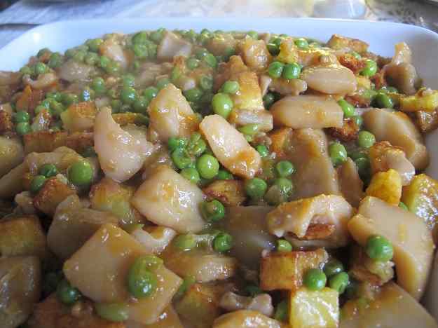 Sèpia amb pèsols i patates