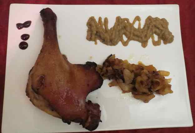 CONFIT D'ÀNEC AMB PLATAN I PURÉ D'ALBERGÍNIA