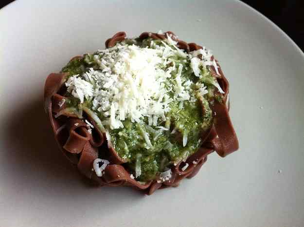 Tagliatelle de cacau amb pesto de menta