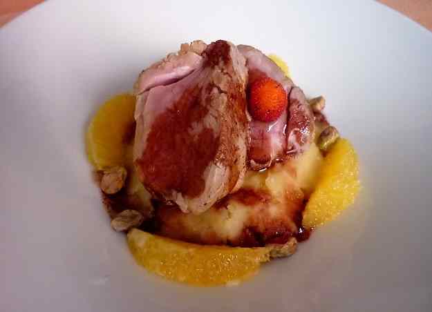 Filet de porc amb puré de patata i taronja, i salsa de vi