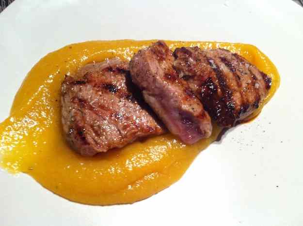 Filet de porc ibèric amb puré de poma i orellanes (42/88)