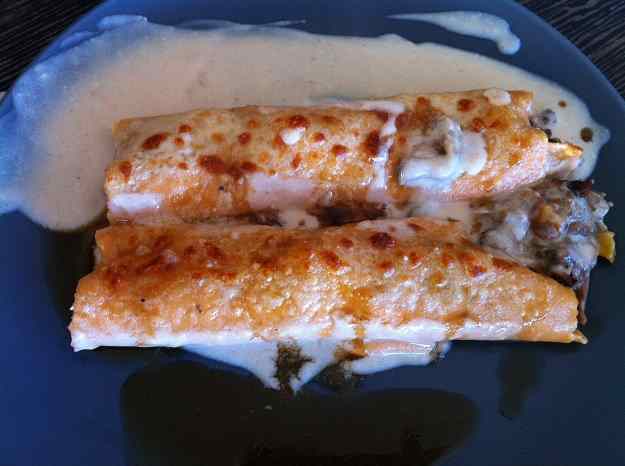 Canelons de cua de vedella amb prunes, orellanes i pinyons