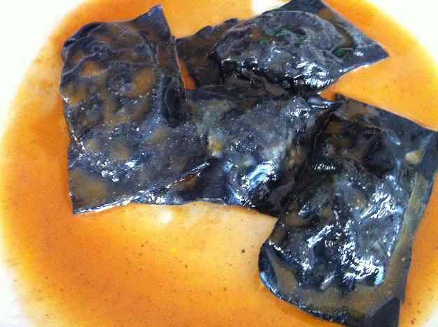 Raviolis al nero di sepia farcits de bacallà i ratatouille