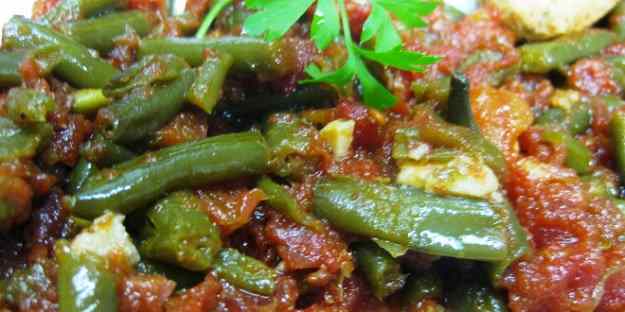 MONGETES VERDES AMB TOMÀQUET I PERNIL