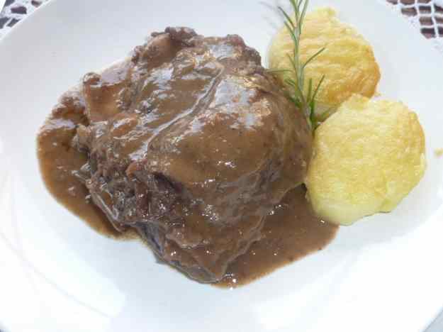 Galtes de porc amb vi negre 01