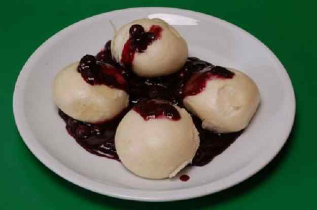 Hefeklöße amb mirtils i salsa de vainilla