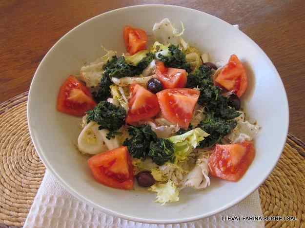 AMANIDA D’ESCAROLA, ESPINACS BULLITS, TOMÀQUET I OLIVES NEGRES