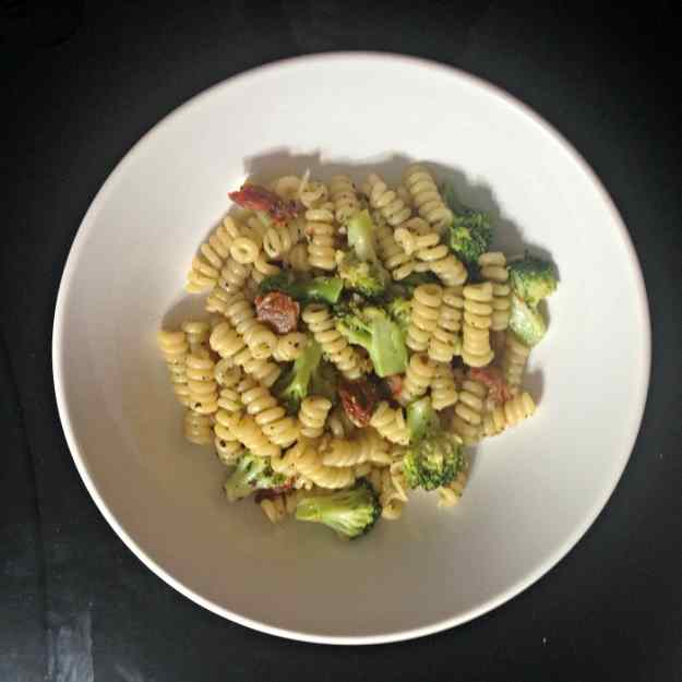 Pasta amb bròquil i tomàtiga seca