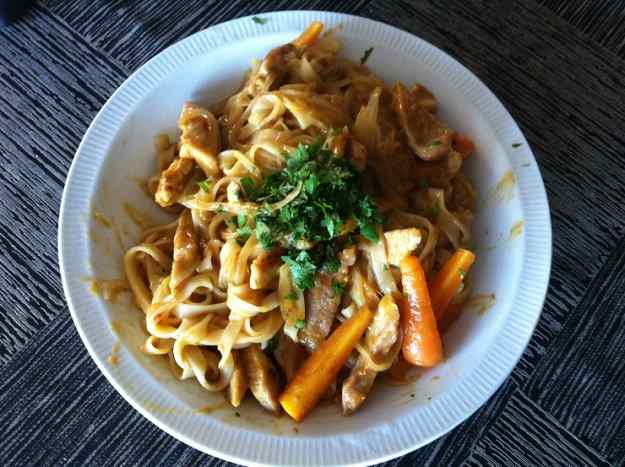 Fideus d´arròs amb porc i salsa satay (44/88)