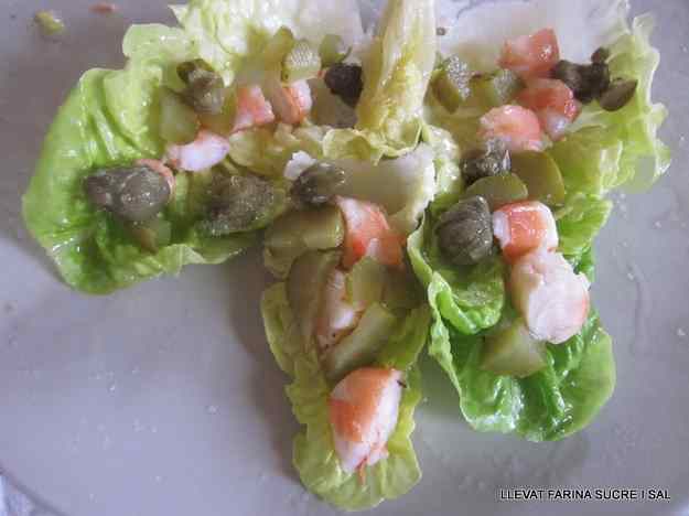 CABDELLS AMB DAUS DE LLAGOSTÍ, TÀPERES I COGOMBRES EN VINAGRE