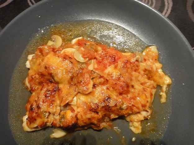 Filets de llenguado amb salsa de tomàquet, xampinyons, musclus i formatge ratllat (79/164)