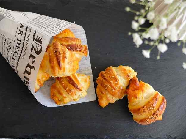 Croissants de sobrassada, formatge i mel
