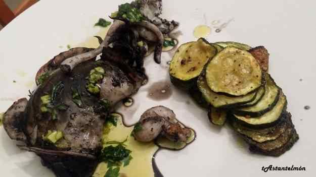 Sèpia a la planxa amb la seua tinta acompanyada de carabasseta