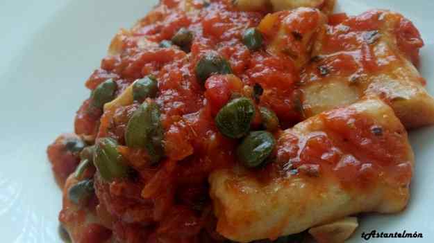 Nyoquis amb salsa de tomata, tàperes i orenga