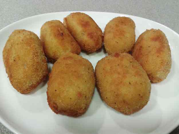 Croquetes d'albergínia, tomàquet sec i parmesà