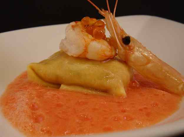 Mini ravioli de carn amb salsa rosa