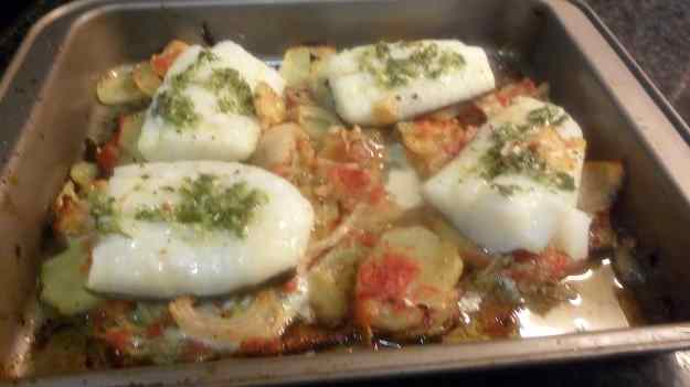 BACALLA AMB UN LLIT DE PATATES I CEBES