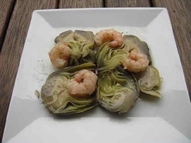 Amanida tèbia de carxofes i gambes