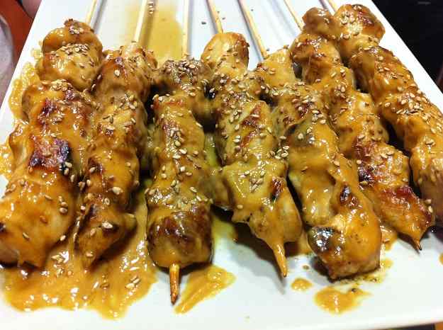 Broquetes de porc amb salsa miso