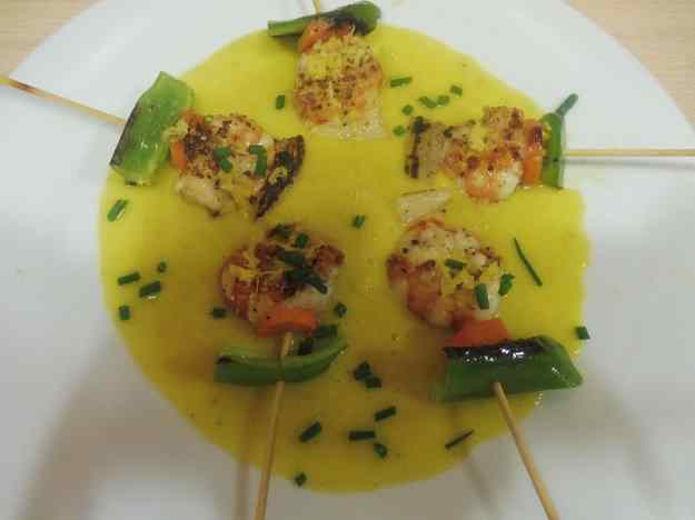 BROQUETES DE GAMBES AMB SALSA DE PRESSEC