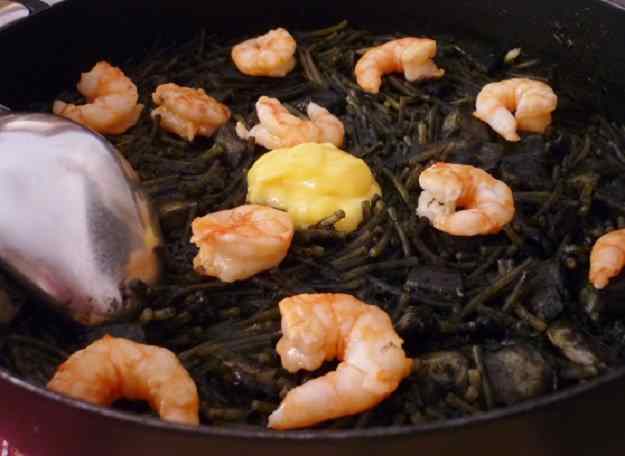 Fideus negres amb gambes i sèpia