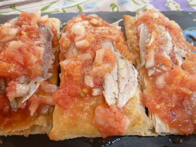 Coca amb sardines marinades