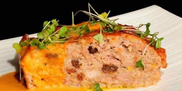 PASTÍS DE CARN AMB PANSES Y SALSA DE PEBROT AMB FORMATGE BLAU