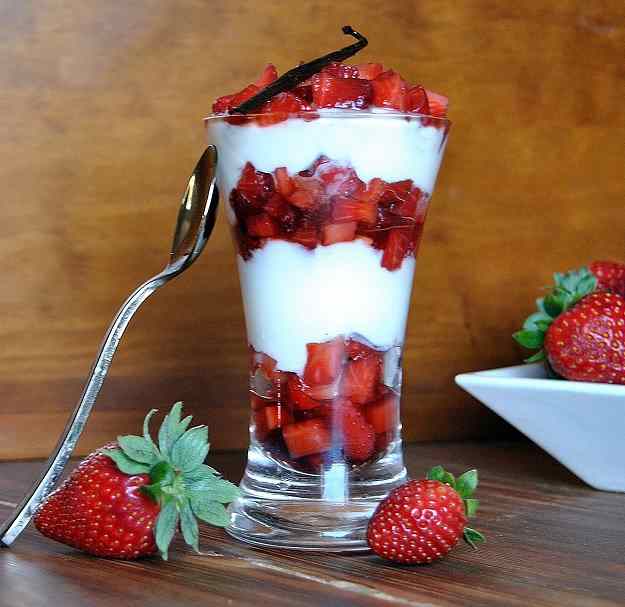 Fraules amb vinagre balsàmic, vainilla i iogurt grec