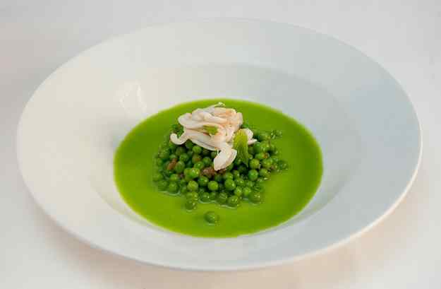 Pèsols ofegats amb fideus de calamar