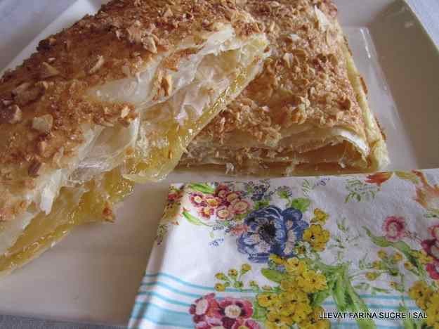 COCA DE PASTA DE FULL FARCIDA AMB CONFITURA DE CABELL D’ANGEL 01