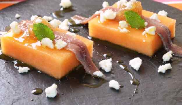 MELÓ AMB ANXOVES I CEBA CARAMEL·LITZADA