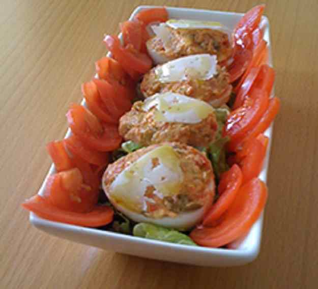 ous durs farcits amb tomates de penjar i tàperes