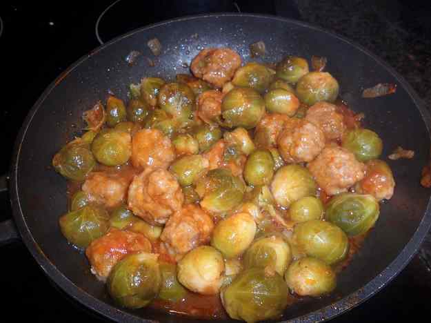 COLS DE BRUSSELAS AMB MANDONGUILLES