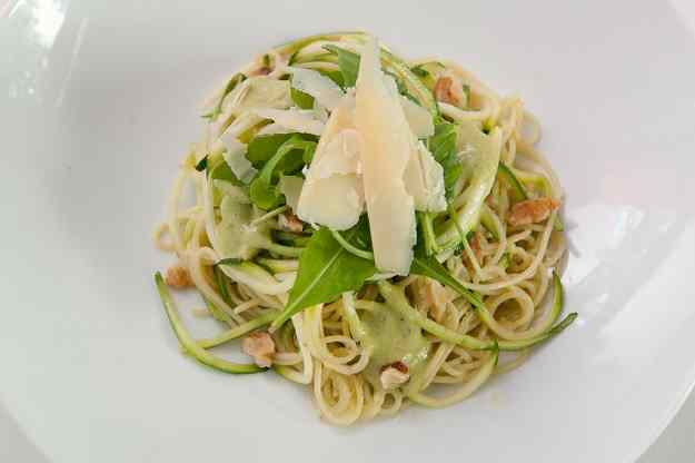 Espaguetis amb espaguetis de carbassó i pesto de nous