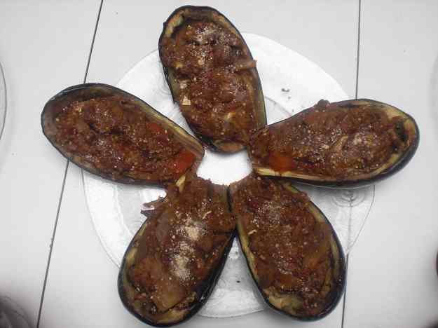 Alberginies farcides de brie i tomàquet