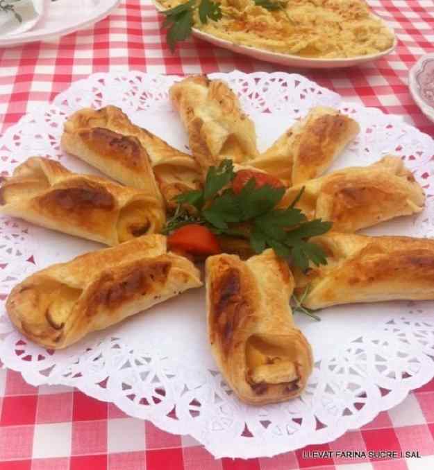 ROTLLETS DE PASTA DE FULL AMB FORMATGE BRIE I POMA