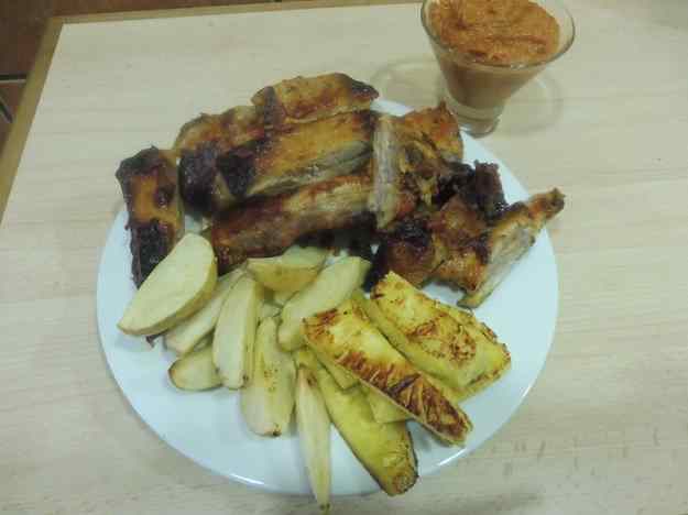 COSTELLA DE PORC AMB PATATES I PINYA