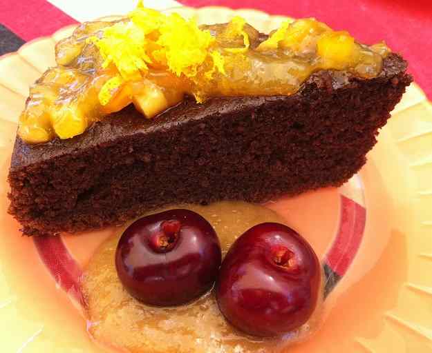Pastís de xocolata amb taronja, cardamom i crema de plàtan