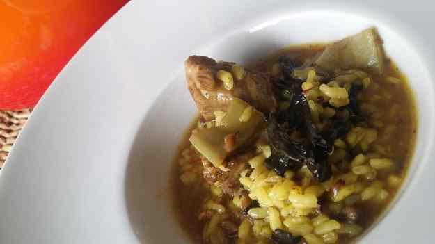 Arròs melós amb costelles de porc, botifarra, trompeta de la mort i tirabecs