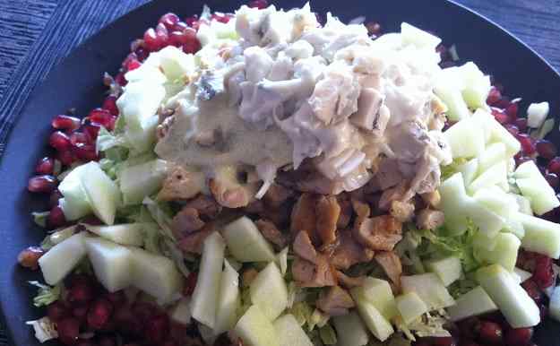 Amanida de col, pollastre, poma i gorgonzola