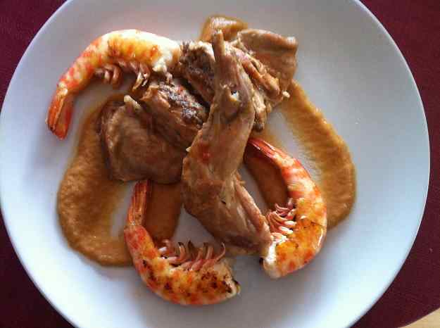 Conill amb llagostins i crema de ceba (120/135)